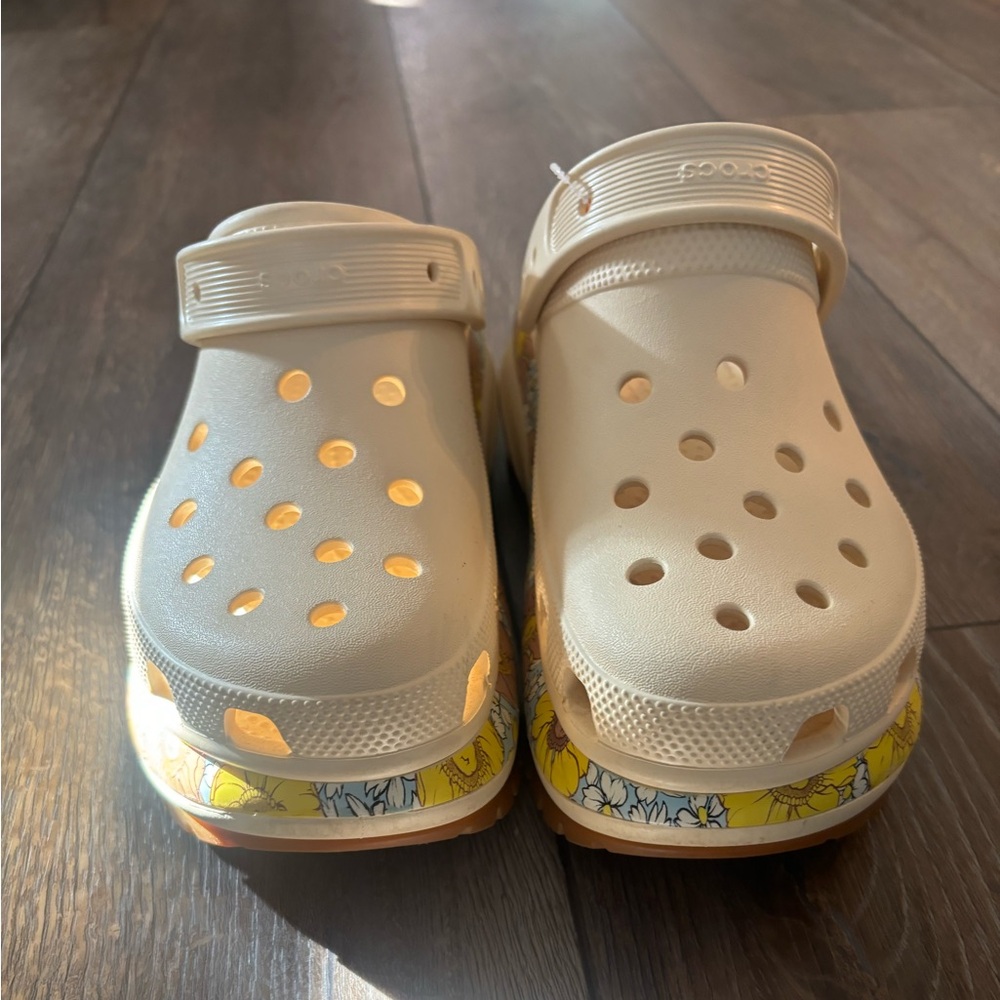 Mega crush crocs platform retro floral